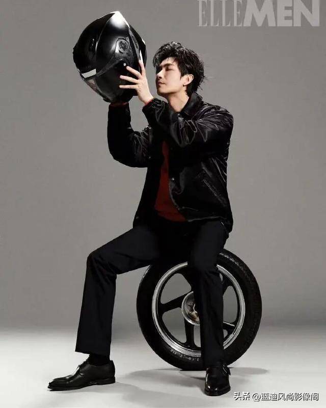 原創陳楚生開年大片！紅黑撞色 + 非遺刺繡，這才是成熟男人的時尚質感