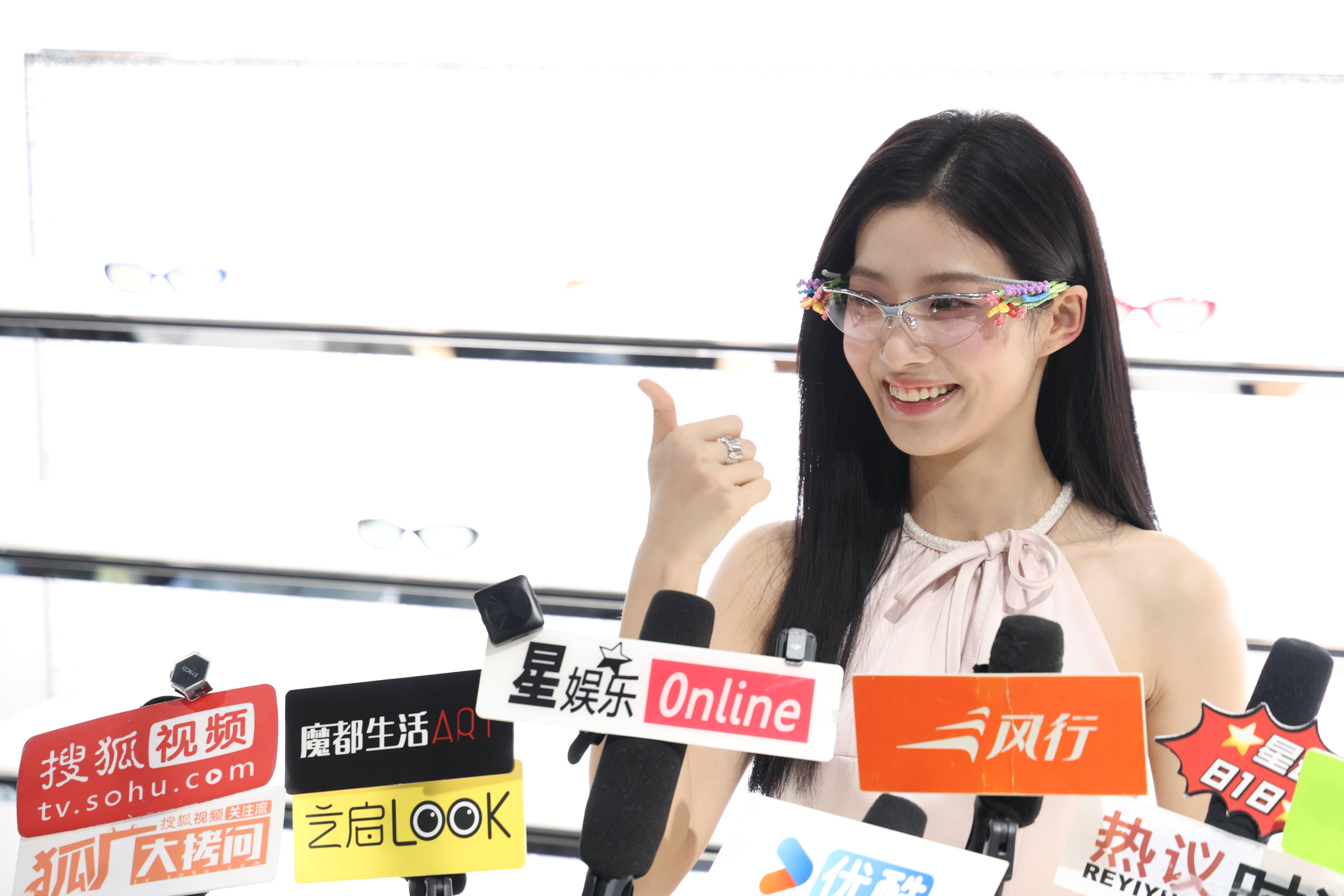 盧昱曉粉裙眼鏡造型清新甜美 期待今年多拍好戲