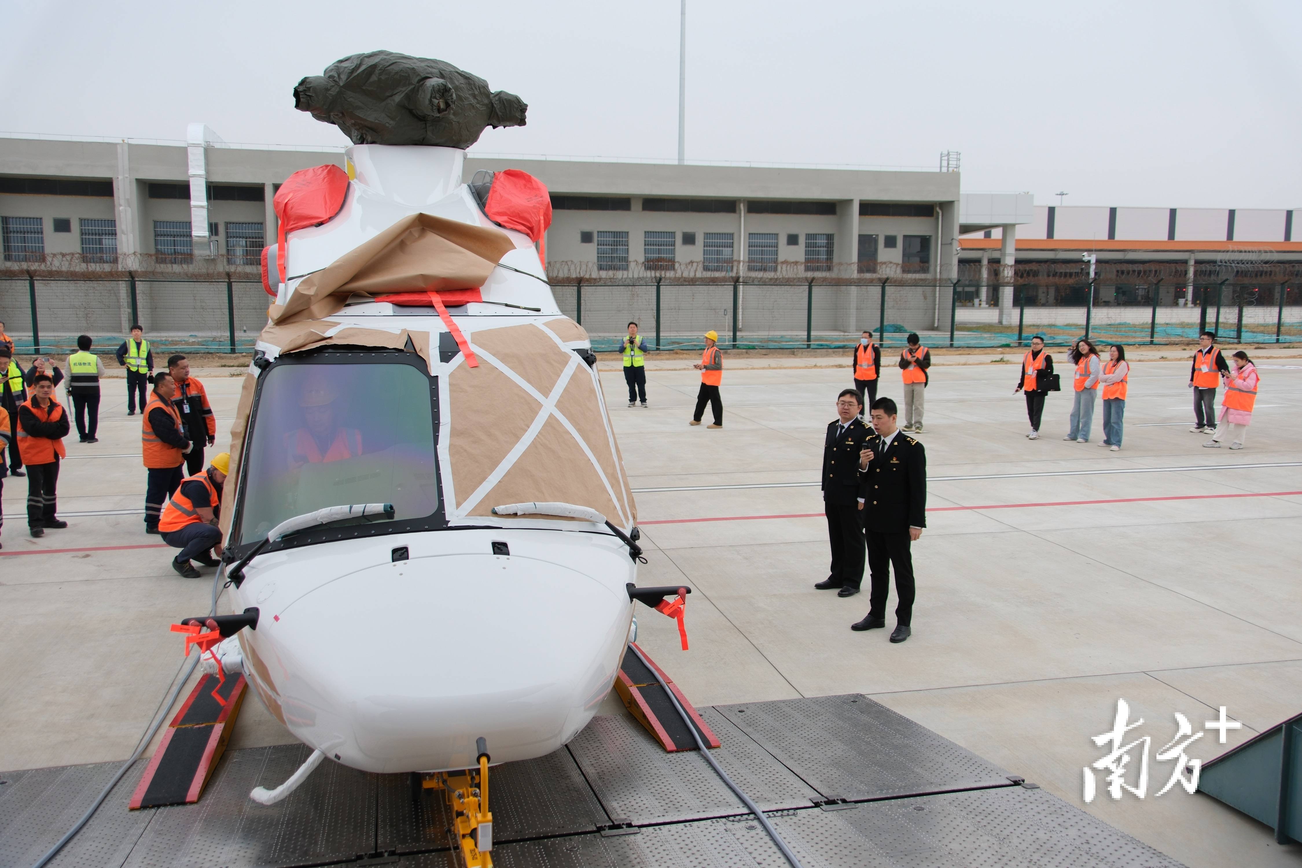 廣州白雲機場口岸迎來首批保稅租賃直升機進口
