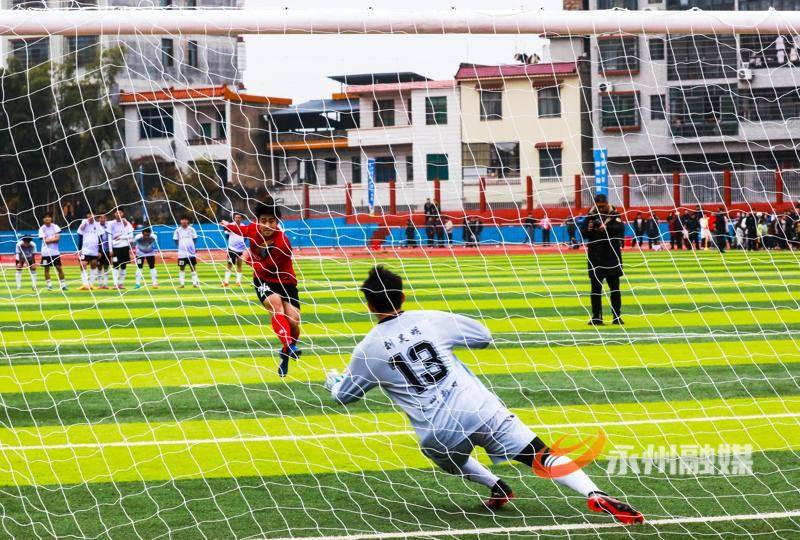 新田：中南大學隊與永州新田隊足球友誼賽精彩紛呈（組圖）