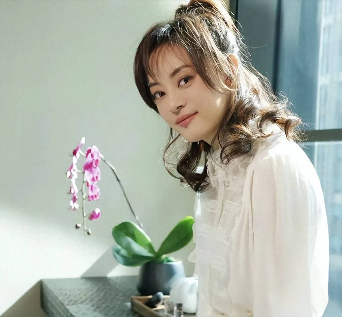 “全家移民”真相大白僅半年，43歲孫儷再傳喜訊，張藝謀真沒撒謊