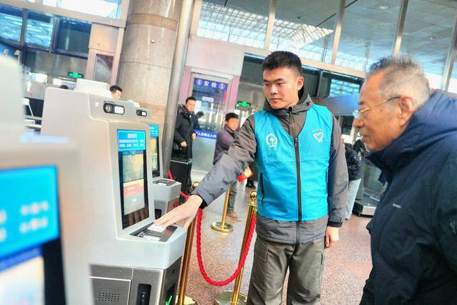 有事找“藍馬甲”！大學生志願者懷揣自編“秘籍”服務春運