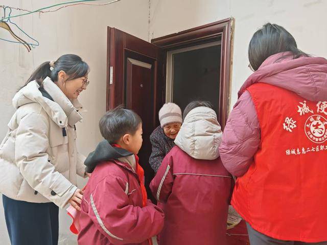 鄭州市二七區京廣路小學“小小書法家”把祝福送給普通民眾