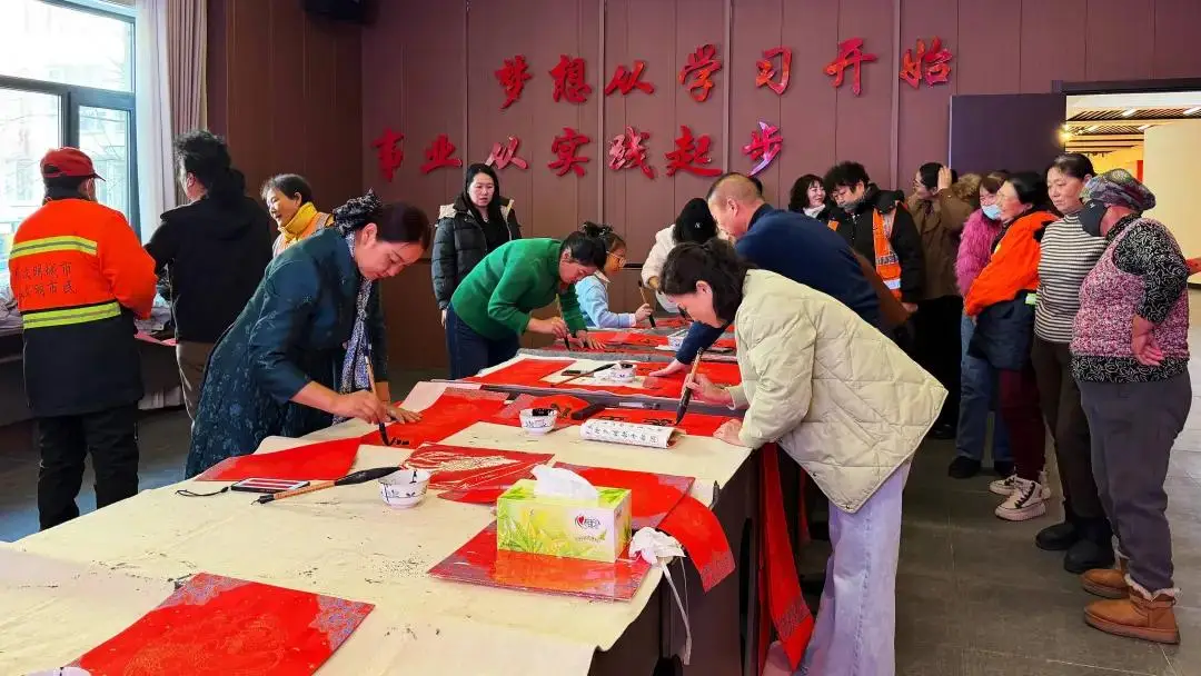 蛟河市送春聯致敬“城市美容師”