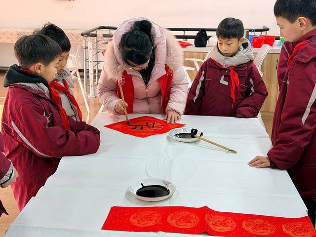 鄭州市二七區京廣路小學“小小書法家”把祝福送給普通民眾