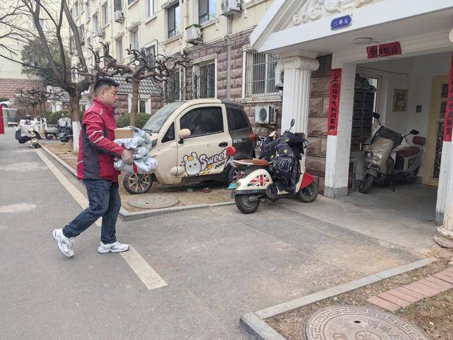 新春走基層丨一位濟南快遞小哥九年新春堅守 見證市民“菜籃子”升級