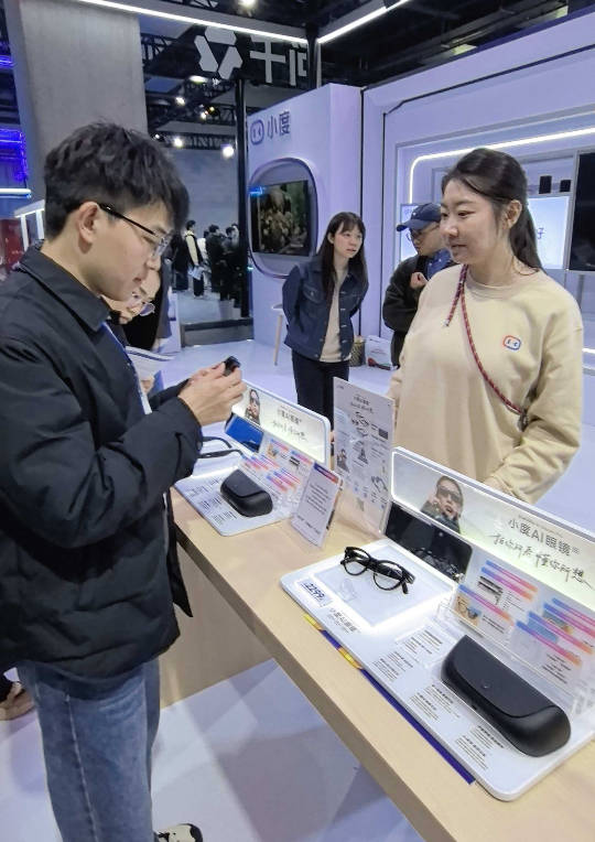 企業扎堆AI眼鏡賽道，你的“第二雙眼”怎麼選？