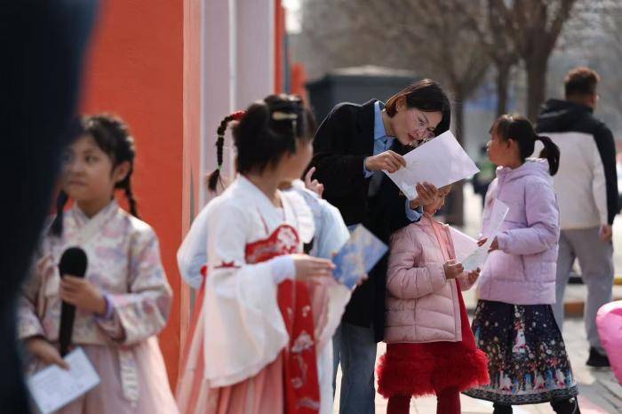 視點｜馬路詩歌節點亮石榴莊街頭