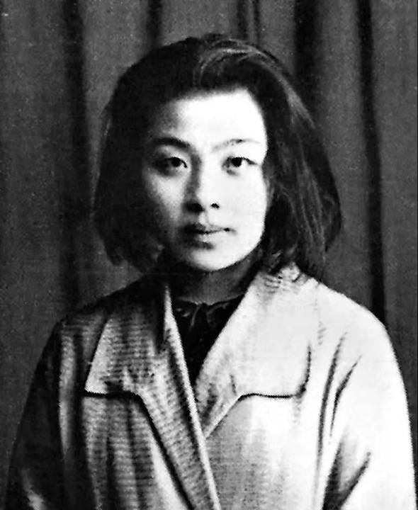 重返舞臺的她們：在《抗戰中的文藝》裡，與那群赤誠女性隔空對望｜關曉彤專訪