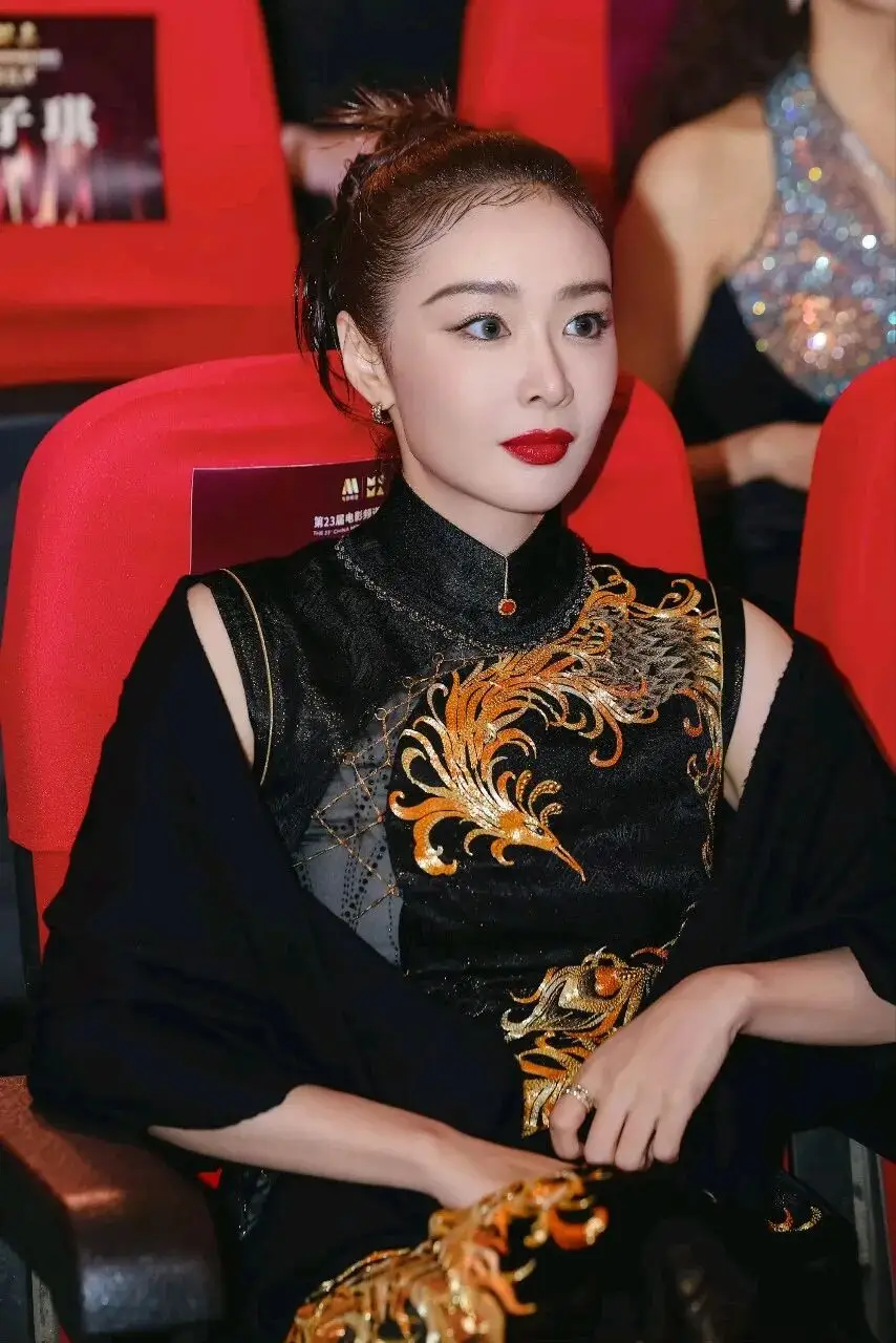 原創高葉的“大嫂”美學到底有多絕？深藍星河與黑金刺繡，把高階感拿捏得死死的！