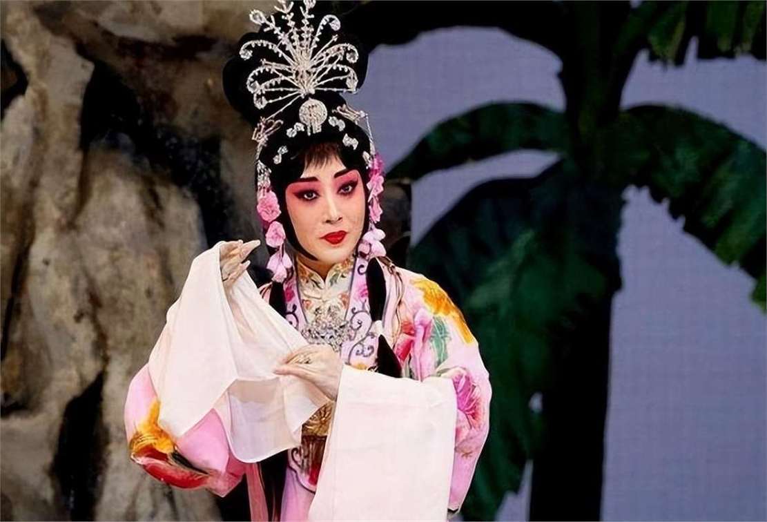 原創她是京劇大師，41歲抑鬱早逝，今兒子考入戲劇學院，母親仍思念她
