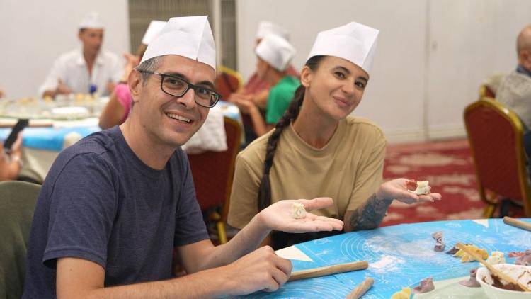 China Cool盛夏出圈｜做陶俑、品美食、見生活，老外在煙火氣中感受中國“Cool”