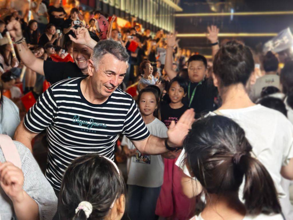 China Cool盛夏出圈丨做陶俑、品美食、見生活，老外在煙火氣中感受中國“Cool”
