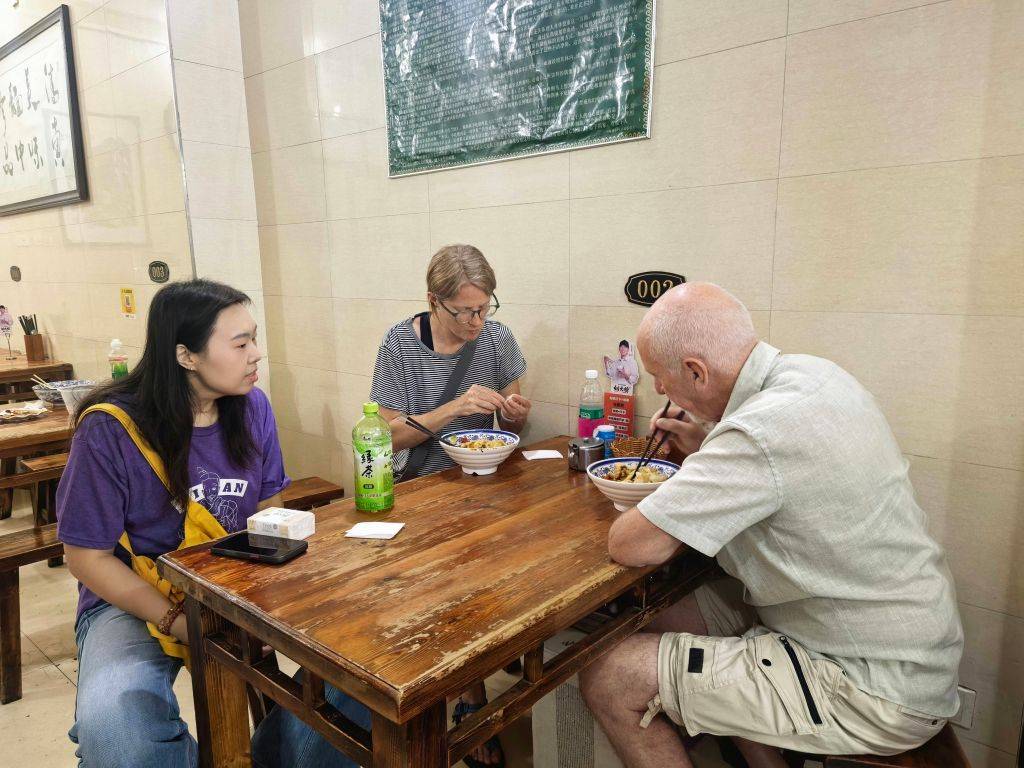 China Cool盛夏出圈丨做陶俑、品美食、見生活，老外在煙火氣中感受中國“Cool”