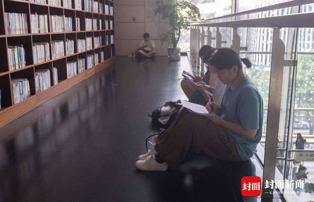 “充電”避暑做早操 圖書館裡一座難求|