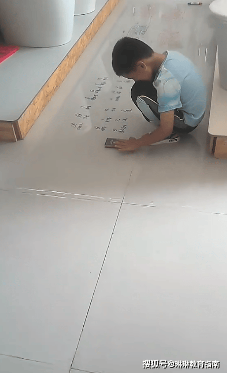 原創“兒子是數學天才，當媽的卻只想揍他”小學生蹲在地上鑽研數學，家長卻滿心厭惡