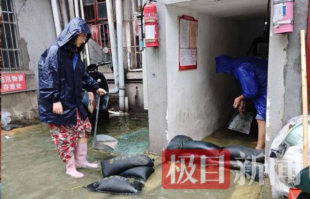 “水不退，人不走！”這群房管人在公租房小區門口砌出一道“安心牆”