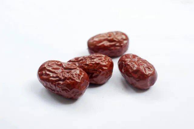 紅棗紅糖不補血！吃幾斤不如一口肉，女性缺鐵拖久傷心臟