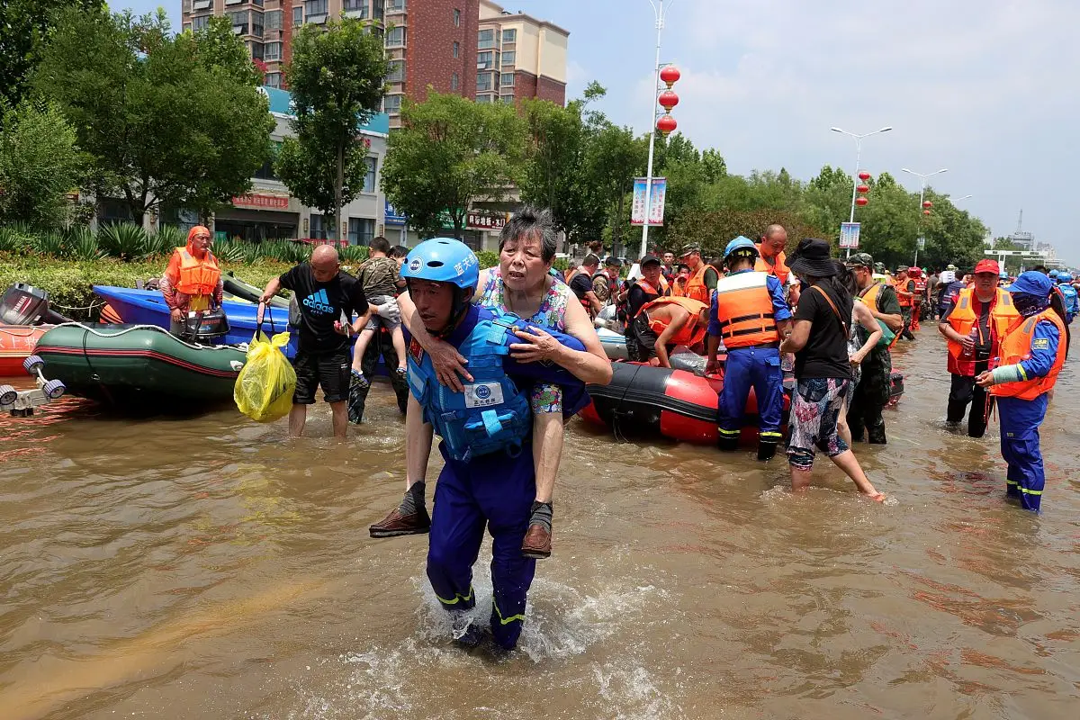 原創洪水突襲醫院與駕校，河南周口堤壩潰口導致醫院駕校被淹