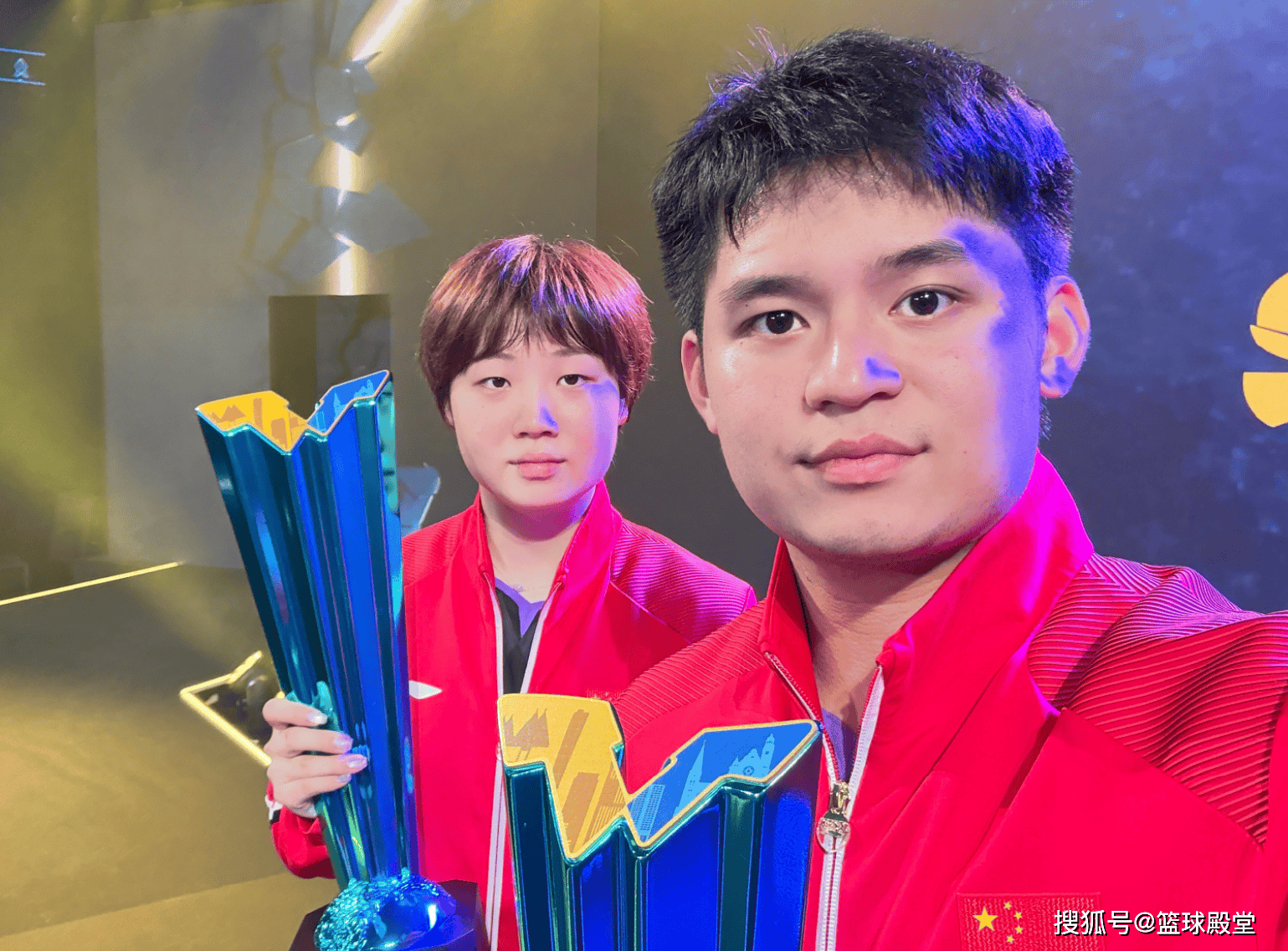 原創混雙頒獎！黃鎮廷杜凱琹極其開心，動漫全程無表情，自拍合影才笑