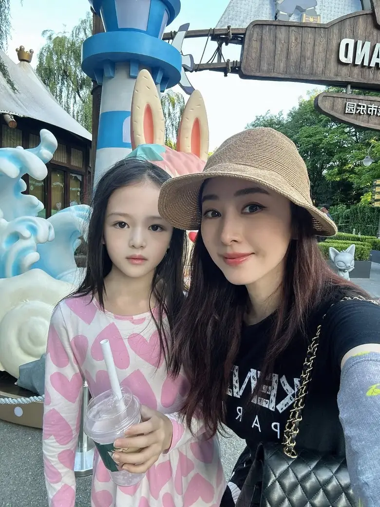 香港知名女星曬恩愛旅遊照，曾每天想50次離婚，大女越長越像她