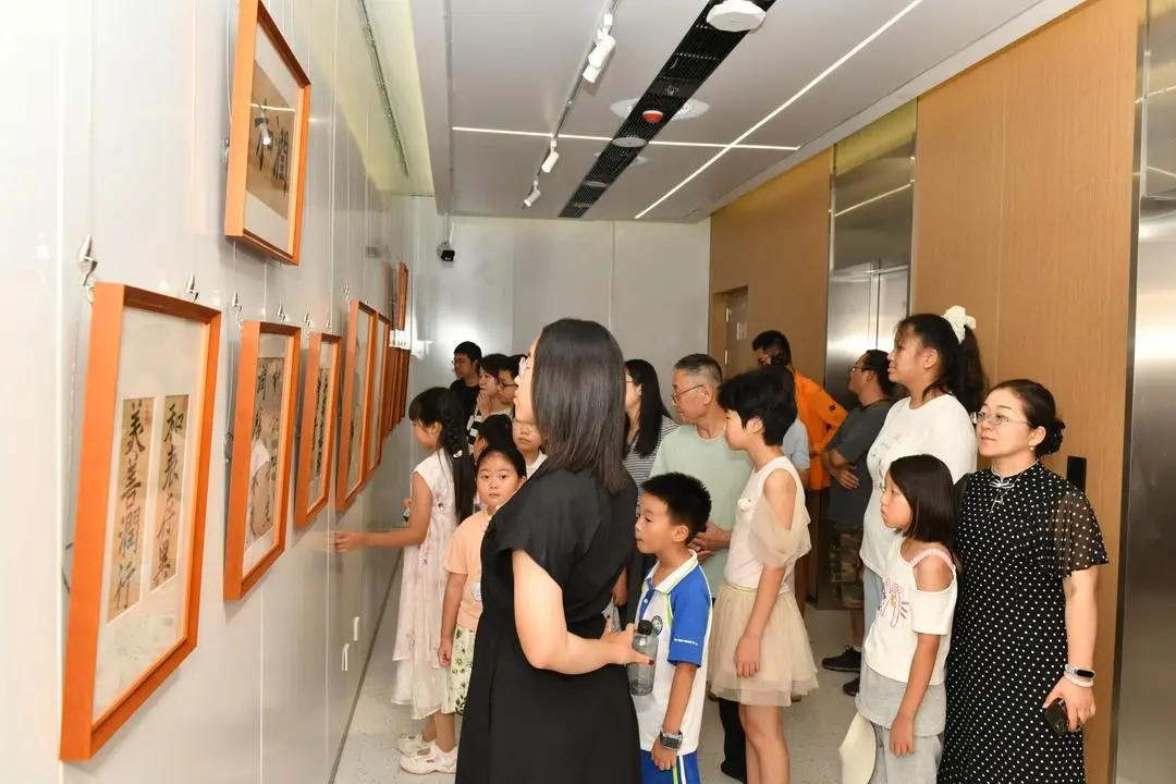 嶗山區第一中學“美術館式學校”揭牌，迎來首屆國際藝術名家邀請展
