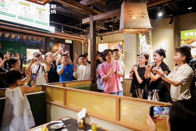 水木年華助陣言青山烏魯木齊首店開業音樂美食共話蓉烏情緣